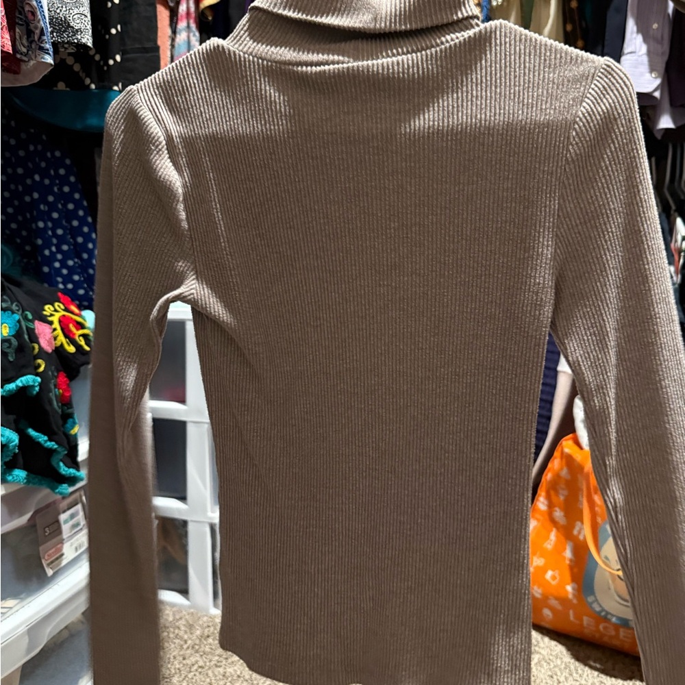 Woman’s sweater. Worn a few times. In good condition